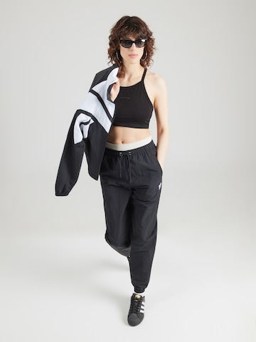 Top de la Reebok pe negru