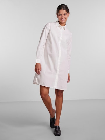 PIECES Sukienka koszulowa 'Jayla' w kolorze biały