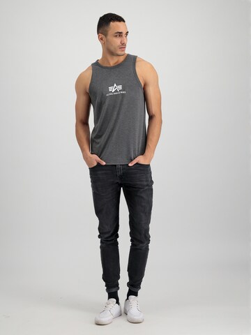 Coupe regular T-Shirt ALPHA INDUSTRIES en gris