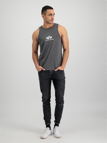 ALPHA INDUSTRIES Regular fit T-shirt i grå