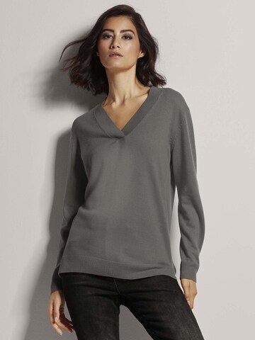 MADELEINE Trui in Grijs: voorkant