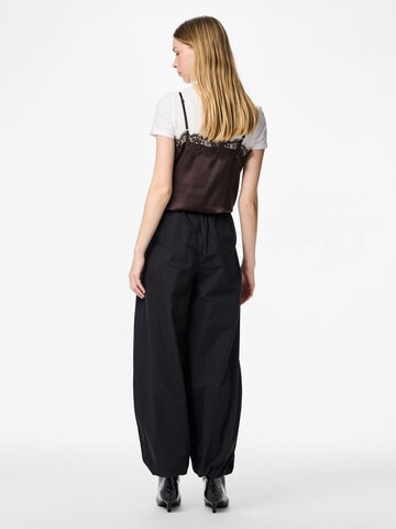 PIECES - Tapered Pantalón 'PCBella' en negro