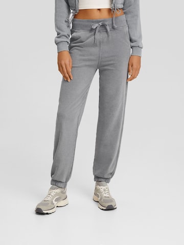 Bershka Zúžený Kalhoty – šedá: přední strana
