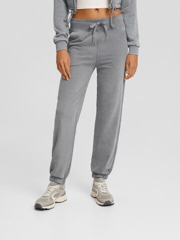 Bershka Tapered Hose in Grau: Vorderseite