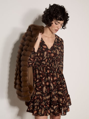 Apricot Kleid in Schwarz