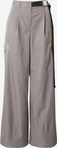 millane - Pierna ancha Pantalón plisado 'Kaja' en gris: frente