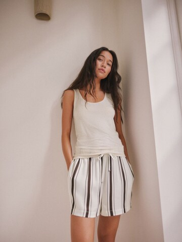 Next Shorty in Beige