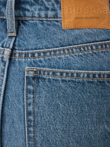 Bershka Zwężany krój Jeansy w kolorze niebieski
