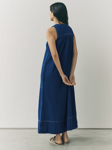 Rochie de la Next pe albastru