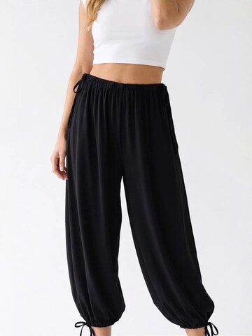 Tapered Pantaloni de la MixRay pe negru