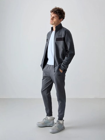 Completo per l'allenamento di Tommy Life in grigio