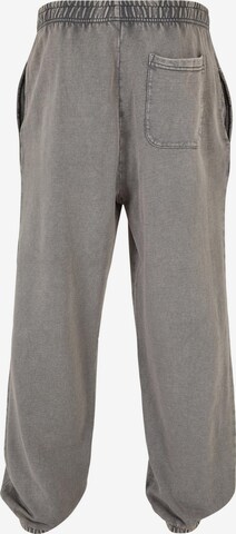 Tapered Pantaloni di Urban Classics in grigio