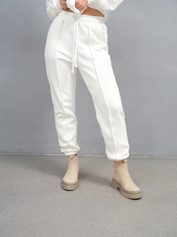 A LOT LESS Loose fit Trousers with creases 'Alexis' in White: front