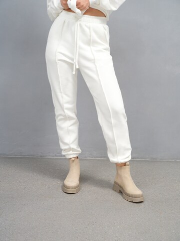 A LOT LESS Trousers 'Alexis' in White: front