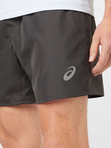 ASICS Regular Sportshorts in Grau