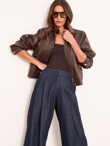 Lipsy Wide Leg Jeans med lægfolder i blå