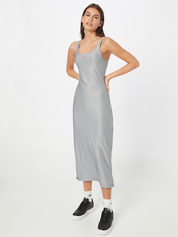 Nike Sportswear - Vestido en blanco