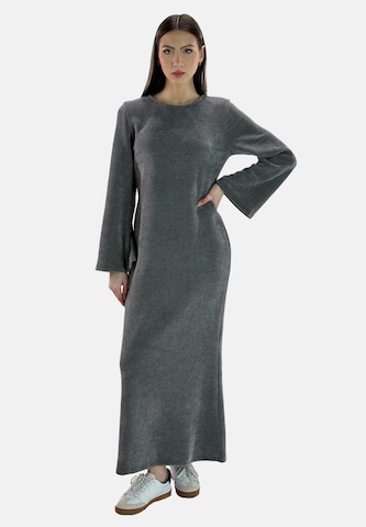 Abito di Elara in grigio: frontale