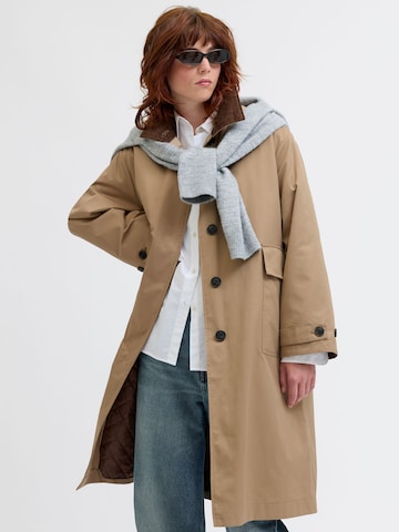 JJXX Between-seasons coat 'AMIRA' in Brown: front