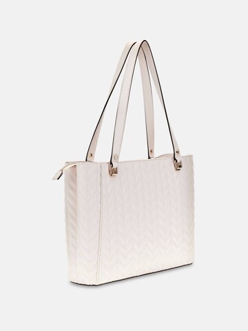 GUESS Schultertasche 'Stacey' in Weiß