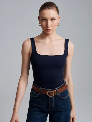 Dilvin Top in Blue: front