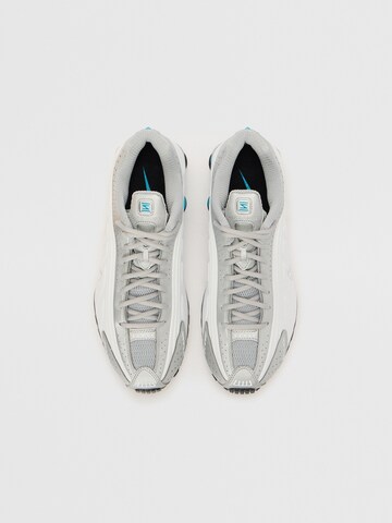 Sneaker low 'SHOX R4' de la Nike Sportswear pe argintiu