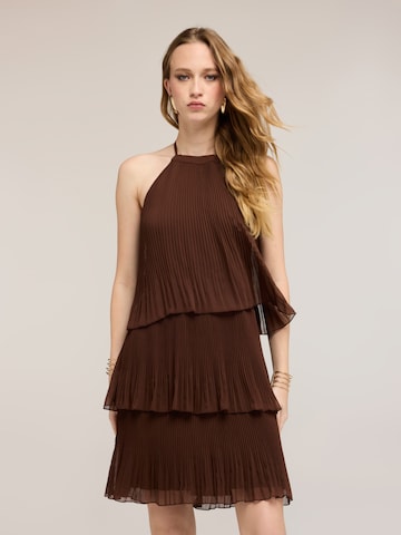 MOTIVI Dress in Brown: front