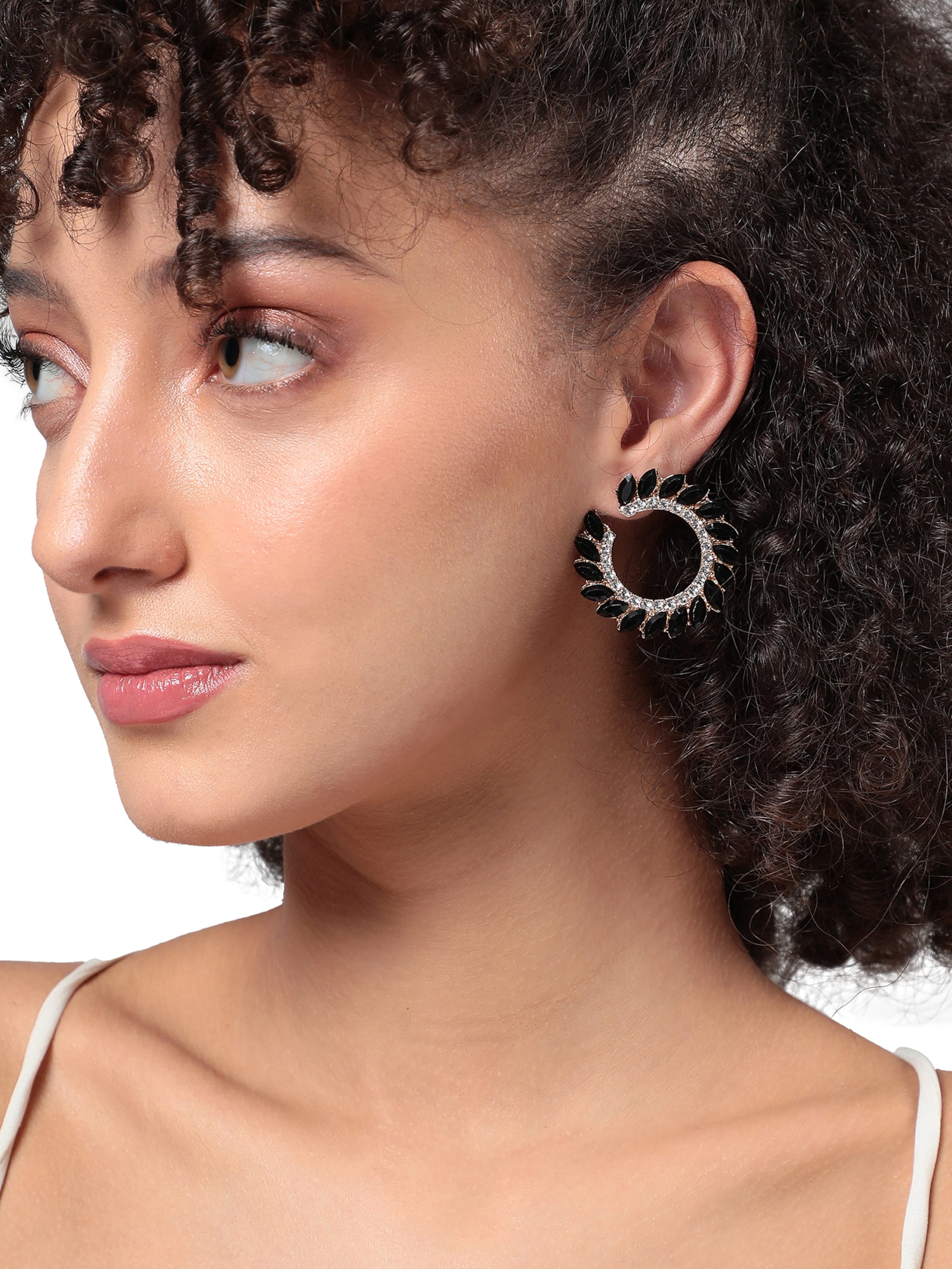 SOHI Σκουλαρίκια 'Hemlat' σε μαύρο: μπροστά