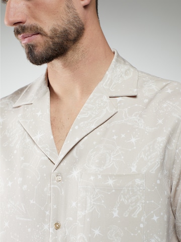 Coupe regular Chemise 'Tobias' ABOUT YOU x Kevin Trapp en beige