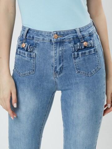 Influencer Flared Jeans in Blau