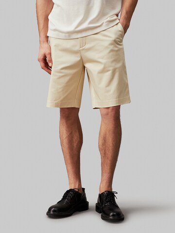 Calvin Klein Regular Chinohose in Beige: Vorderseite