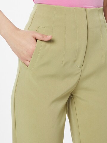 Regular Pantalon Nasty Gal en vert