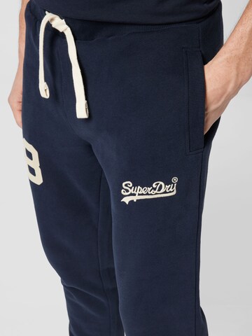 Effilé Pantalon de sport 'Vintage Logo Collegiate' Superdry en bleu