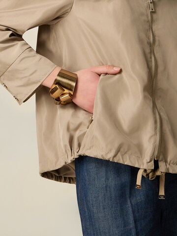 Cappotto invernale di oltre in beige