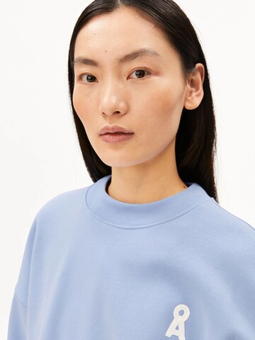 Sweat-shirt 'ICONIC Å ALIZAA' ARMEDANGELS en bleu