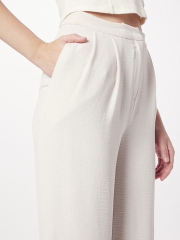 Tapered Pantaloni 'Ava' di ABOUT YOU in bianco