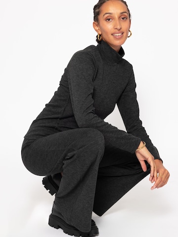 SASSYCLASSY Flared Hose in Grau