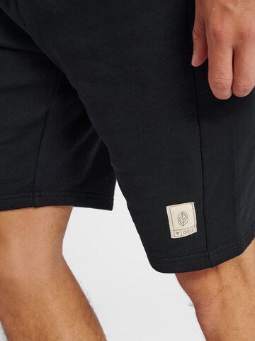 Hummel Regular Shorts in Schwarz