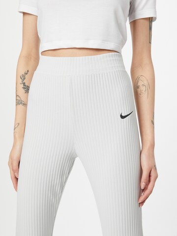 Nike Sportswear Расклешенный Штаны в Серый