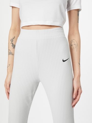 Nike Sportswear Flared Broek in Grijs