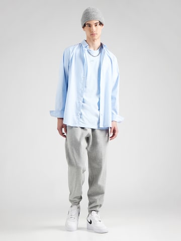 Effilé Pantalon 'CLUB' Nike Sportswear en gris