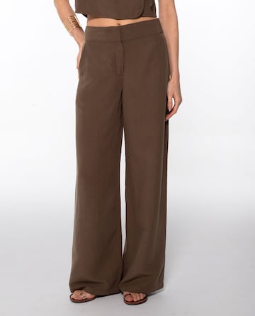 THE-ARE Loose fit Trousers in Brown: front
