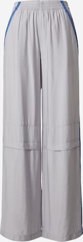 Pantalon ABOUT YOU x Toni Garrn en gris : devant