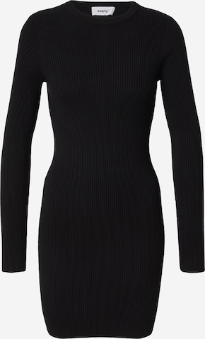 everly® Mekko värissä musta: etupuoli