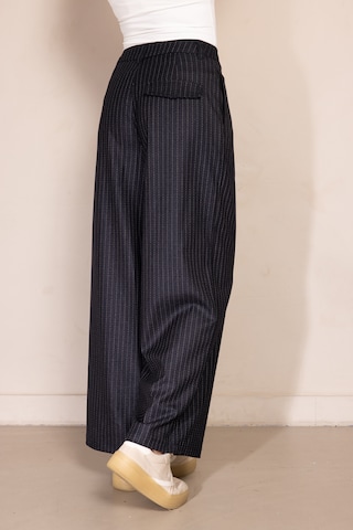 Zhrill Wide Leg Bundfaltenhose in Blau