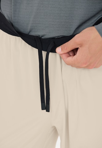 Virtus Tapered Sweathose 'Michi' in Weiß