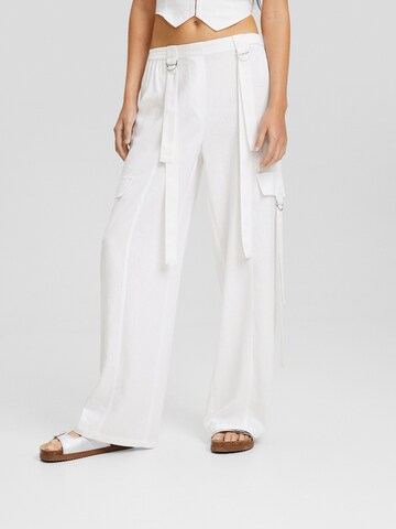 Bershka Wide leg Cargo Pants in White: front