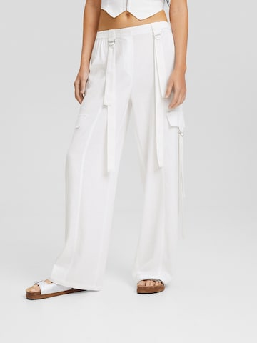 Wide leg Pantaloni cu buzunare de la Bershka pe alb: față