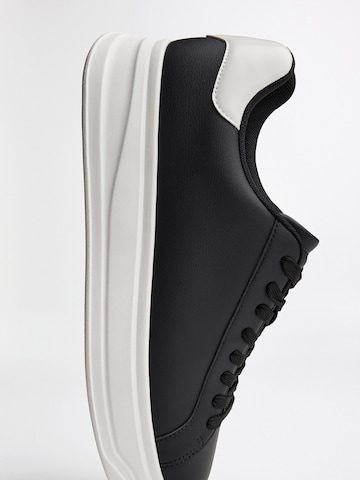 Sneaker low de la Bershka pe negru