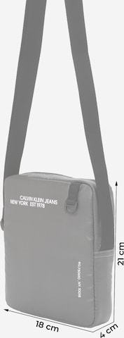 Calvin Klein Jeans Skuldertaske 'ESSENTIALS' i grå